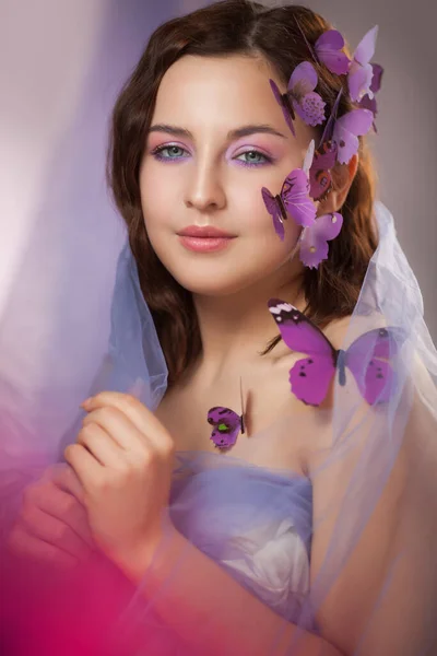 Piękna Młoda Kobieta Sztucznym Purpurowym Motylem Kręconych Włosach — Zdjęcie stockowe