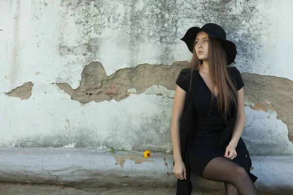 Mulher Bonita Vestido Preto Chapéu Preto Contra Parede Velha — Fotografia de Stock