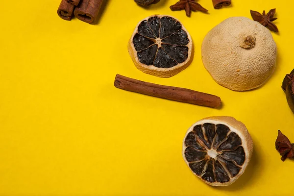 Schöne Flache Anordnung Von Zitronen Zimtstangen Und Sternanis Von Oben — Stockfoto