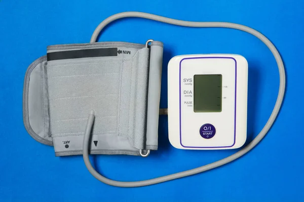 Bílý Elektrický Tonometr Pro Měření Krevního Tlaku Modrém Pozadí — Stock fotografie