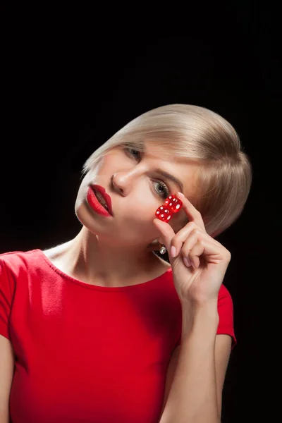 Mulher Loira Bonita Vestido Vermelho Segurando Dados Vermelhos Fundo Preto — Fotografia de Stock