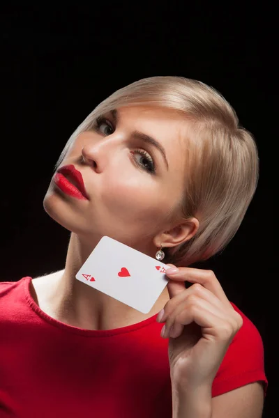 Bella Donna Bionda Che Mostra Una Carta Poker Sfondo Nero — Foto Stock