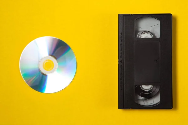 Videocassetta Compact Disc Sfondo Giallo Vista Dall Alto Conserva Tuoi — Foto Stock