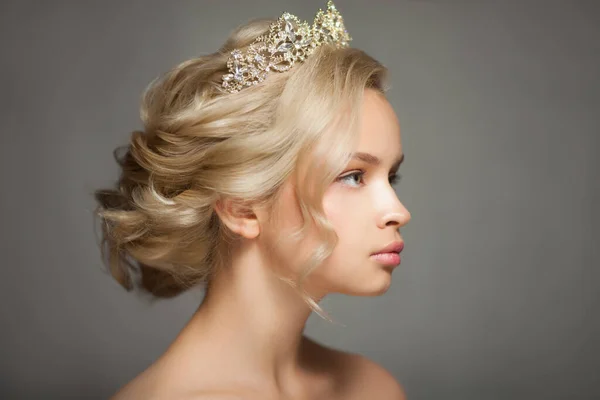 Vacker Blond Kvinna Bilden Brud Med Tiara Håret Bild Tagen — Stockfoto