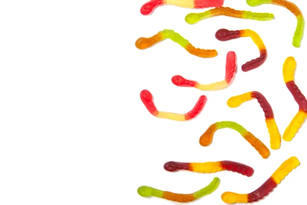 味道鲜美的果冻蠕虫在白色背景上被分离出来 色彩艳丽的甜粘蠕虫 案文中的位置 — 图库照片