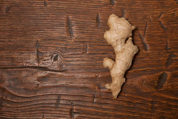 Närbild av färsk ingefära rot krydda på träbord — Stockfoto