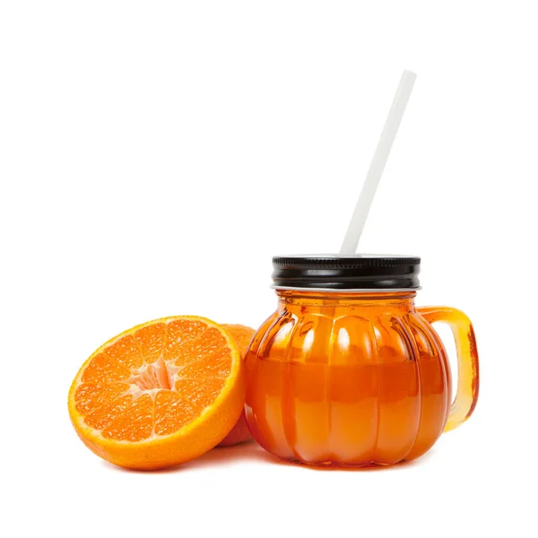 Tarro de vidrio de zumo de naranja fresco con rebanada de mandarina o mandarina fruta de naranja aislada sobre fondo blanco. — Foto de Stock