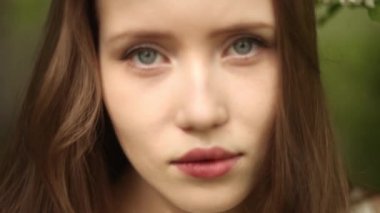 Çiçek açan kiraz dalına sahip bir kadın. Bahar geldi. Çiçek açan doğa.