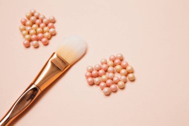 Pembe arka planda çeşitli kozmetik fırçalar. Profesyonel makyaj önleyici pudra göz farı fırçaları. Cilt bakımı için makyaj fırçaları ayarlandı.