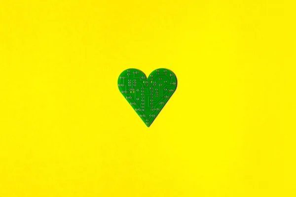Placa Circuito Forma Coração Sobre Fundo Amarelo Dia Dos Namorados — Fotografia de Stock