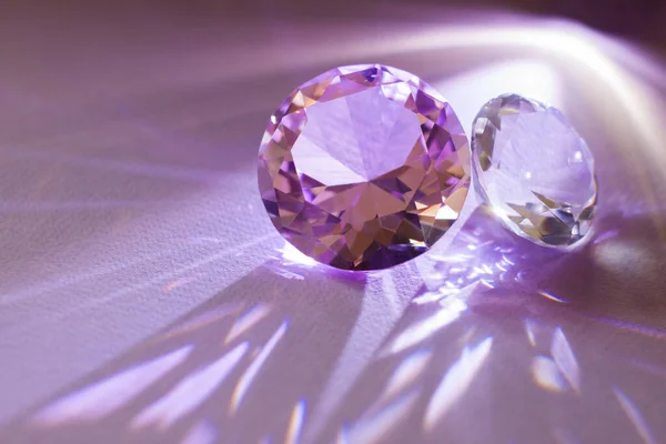 设计宝石珠宝的珍贵宝石 紫色背景的大钻石水晶 — 图库照片