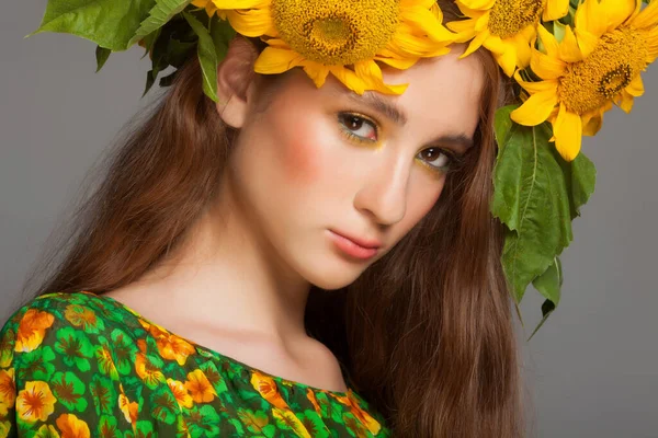 Mooie Vrouw Met Stijlvolle Make Zonnebloemen Rond Haar Hoofd — Stockfoto