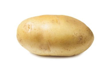 İşlenmemiş patatesler beyaz arkaplanda izole edilmiş.