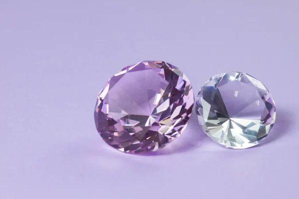 デザインジュエリーのための紫の貴重な宝石 紫の背景に大きなダイヤモンドクリスタル — ストック写真