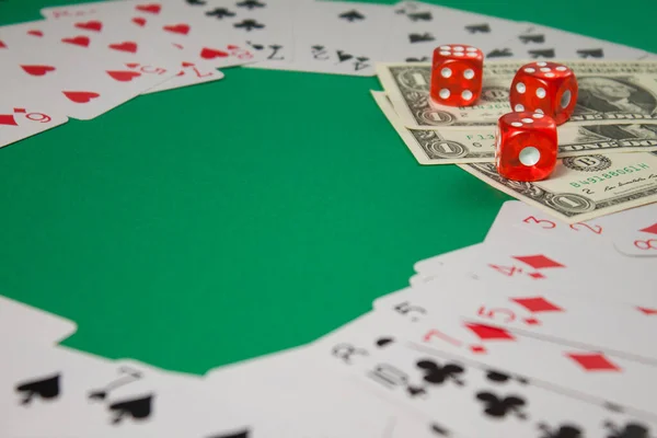 テキストの場所と緑の背景に古典的なトランプ 赤のダイスとドル ギャンブルとカジノのコンセプト — ストック写真