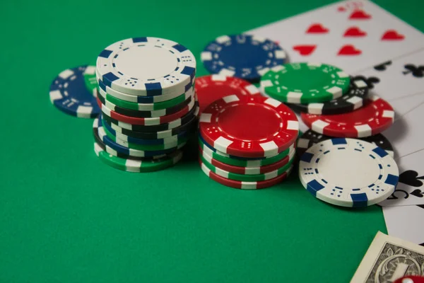 テキストの場所と緑の背景に古典的なトランプ チップやドル ギャンブルとカジノのコンセプト — ストック写真