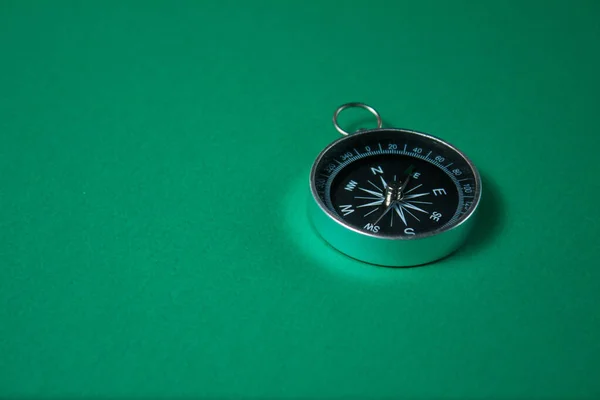 Kompass Auf Grünem Hintergrund Konzept Kennzeichnet Symbole Tool Für Reisen — Stockfoto