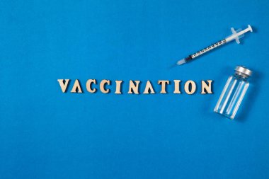 Aşı ve şırınganın arka plan şablonu düz. Aşı şişeleri ve şırınga enjeksiyon ilaçları, covid-19 koronavirüs ve diğer virüs aşılama ve aşılama için boş alan.