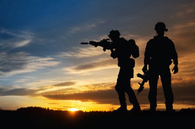 Gün doğumuna karşı bir askerin silueti. Konsept - koruma, vatanseverlik, onur. Türkiye, İsrail, Mısır ve diğer ülkelerin silahlı kuvvetleri.