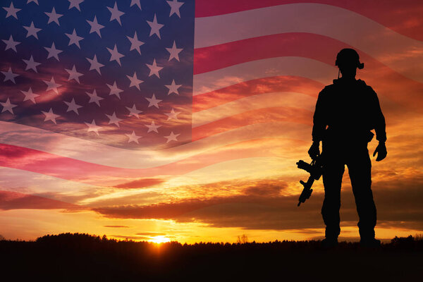 Силуэт солдат против восхода солнца и флага США. Концепция - защита, патриотизм, честь. Баннер для Вашего дизайна.