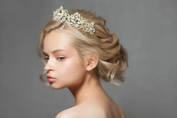 Piękna Blondynka Obraz Panny Młodej Tiarą Włosach Zdjęcie Zrobione Studio — Zdjęcie stockowe
