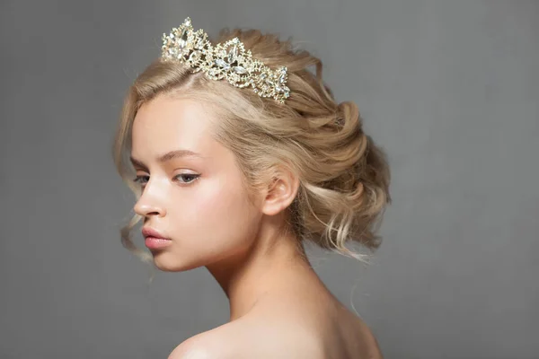 Vacker Blond Kvinna Bilden Brud Med Tiara Håret Bild Tagen — Stockfoto