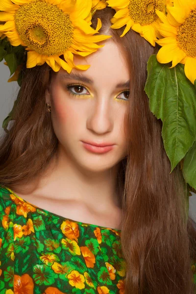 Hermosa Mujer Con Maquillaje Elegante Girasoles Alrededor Cabeza —  Fotos de Stock