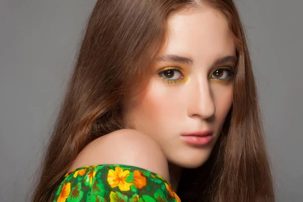 Schöne Frau Mit Stilvollem Grün Gelbem Make Kleid Mit Floralem — Stockfoto