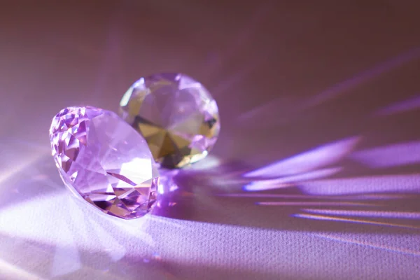 세공품을 설계하기 위하여 보석을 십시오 보라색 배경에 커다란 다이아몬드 — 스톡 사진