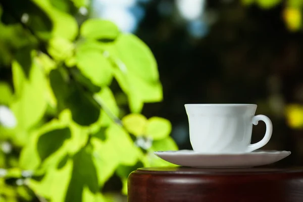 Taza Blanca Café Una Mesa Madera Sobre Árbol Borroso Con — Foto de Stock