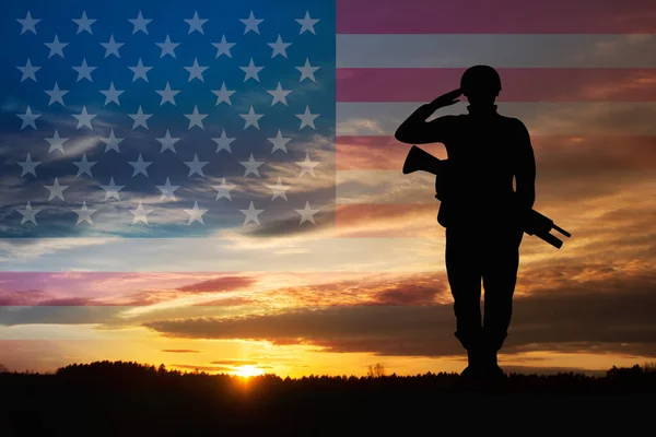 Silhouette av soldater mot soloppgangen og flagget USA. Konsept - beskyttelse, patriotisme, ære. – stockfoto