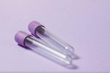 Pıhtılaşma önleyici olarak EDTA ile mor boş vakum kan toplama tüpü testi.