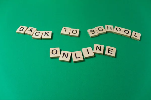 Voltar à Escola Online Texto por letras de madeira sobre fundo verde. Conceito de ensino à distância — Fotografia de Stock