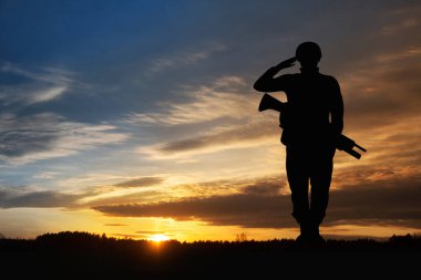 Gün doğumuna karşı bir askerin silueti. Konsept - koruma, vatanseverlik, onur. Türkiye, İsrail, Mısır ve diğer ülkelerin silahlı kuvvetleri.