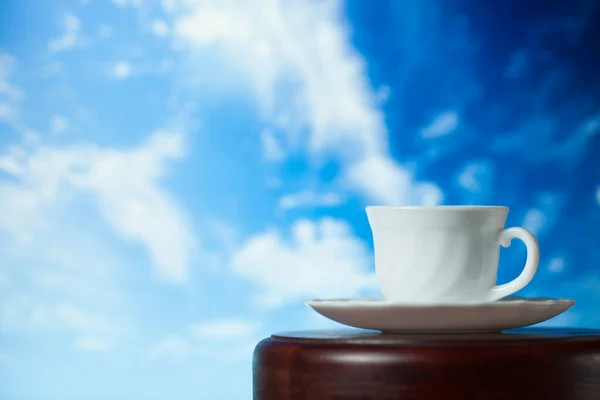 White Cup Coffee Tea Steam Wooden Table Background Blue Sky — Stock Photo, Image