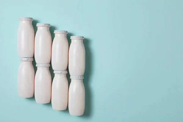 Probiyotik Prebiyotik Süt Ürünleri Içeren Şişeler Açık Mavi Arka Planda — Stok fotoğraf