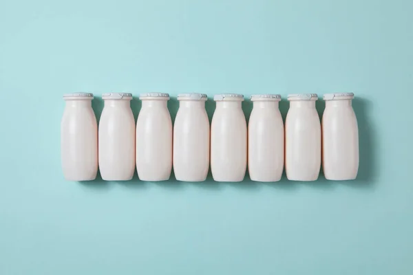 Botellas Con Probióticos Prebióticos Bebida Láctea Sobre Fondo Azul Claro — Foto de Stock