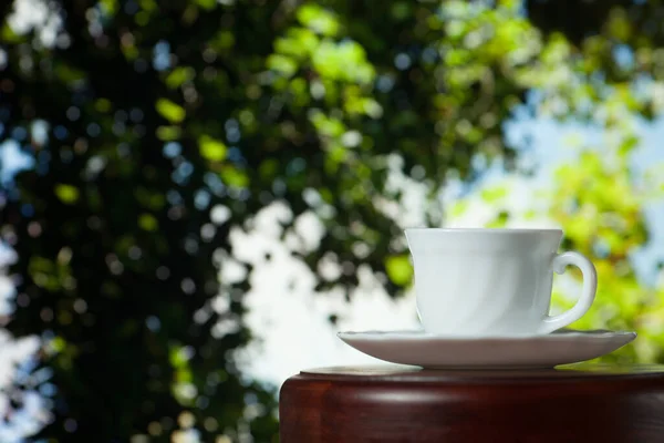 Taza Blanca Café Una Mesa Madera Sobre Árbol Borroso Con — Foto de Stock