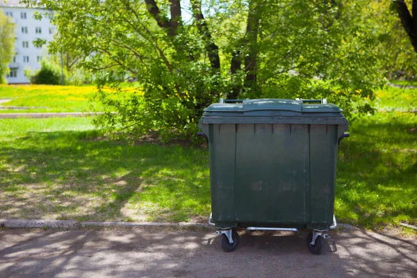 Papeleras Reciclaje Parque Público Cerca Calle Frente Fondo Del Árbol — Foto de Stock