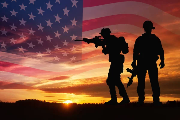 一个士兵在日出前的轮廓和美国国旗 爱国主义 你的设计横幅 — 图库照片
