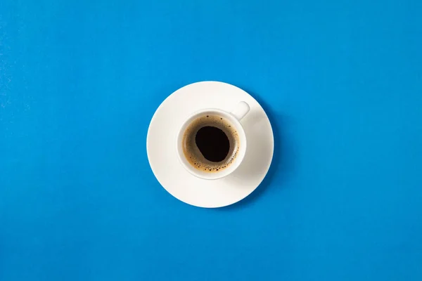 Mavi Arka Planda Fotokopi Alanı Olan Düz Bir Fincan Kahve — Stok fotoğraf