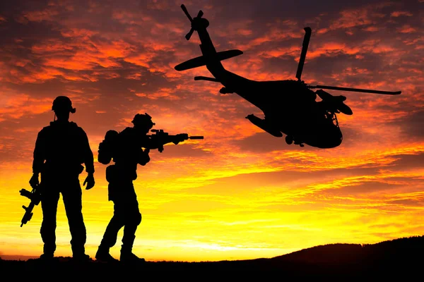 Silhouette Eines Soldaten Und Eines Hubschraubers Vor Dem Hintergrund Des — Stockfoto