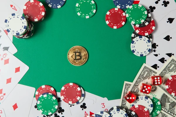 緑の背景に古典的なトランプ チップ 赤いサイコロ ビットコインとドル ギャンブルとカジノのコンセプト 平面設計 — ストック写真