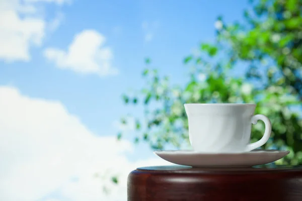 Vit Kopp Kaffe Eller Ett Träbord Över Suddigt Träd Och — Stockfoto