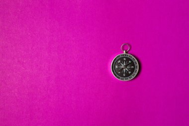 Mor arka planda pusula. Kavram işaretleri. Seyahat, turizm, bilim, kaybol, iş ve tasarım ve dekorasyon aracı. Düz dizayn.