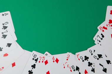 Yeşil arkaplanda metin için yer olan klasik iskambil kartları. Kumar ve kumarhane konsepti. Düz dizayn.