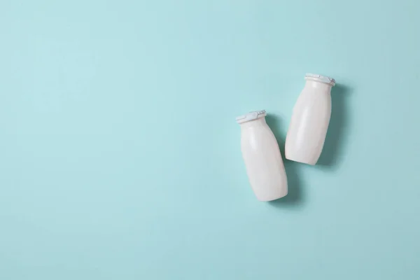 Flaskor Med Probiotika Och Prebiotika Mejeridryck Ljusblå Bakgrund Bio Yoghurt — Stockfoto