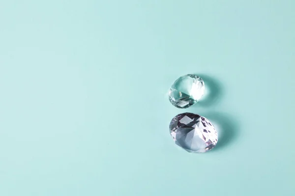 Edelsteine Für Schmuckdesign Edelsteine Große Diamanten Kristall Auf Türkisfarbenem Hintergrund — Stockfoto