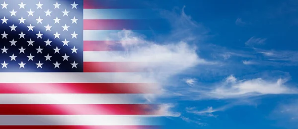 Flagge Der Vereinigten Staaten Von Amerika Auf Dem Blauen Wolkenverhangenen — Stockfoto