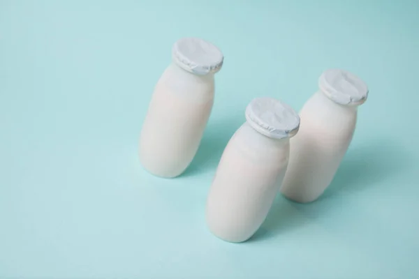 Botellas Con Probióticos Prebióticos Bebida Láctea Sobre Fondo Azul Claro — Foto de Stock